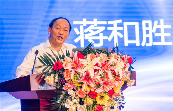 四川大學黨委委員、經(jīng)濟學院教授委員會主席、博導(dǎo)蔣和勝教授作了《當前宏觀經(jīng)濟形勢與產(chǎn)業(yè)轉(zhuǎn)型升級》專題講座.jpg