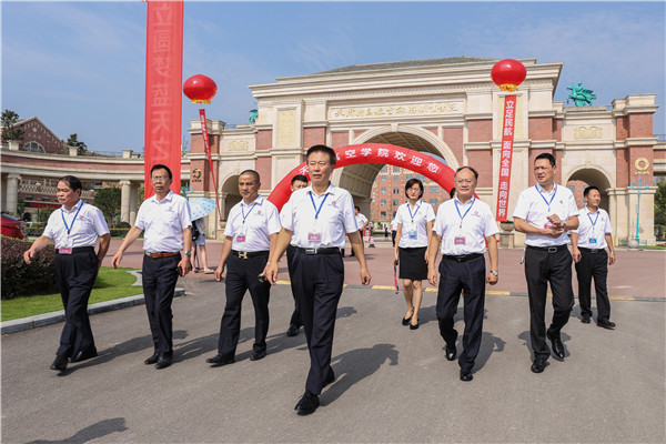 學院領(lǐng)導(dǎo)在校門前迎接新生到來.jpg